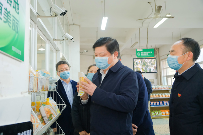 付旭明在星沙街道松雅湖中学开展文明城市和食品安全示范城市创建暨疫情防控工作检查。.jpg